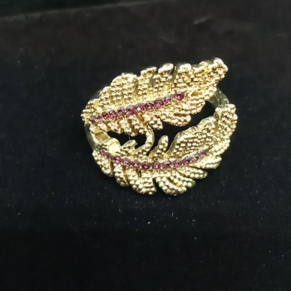 Jewelry - Feathers gold tone Ring